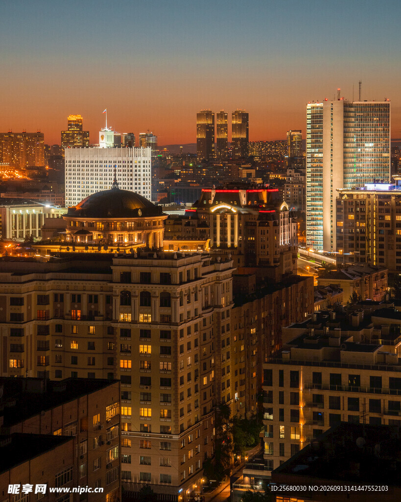 黄昏下的城市璀璨夜景