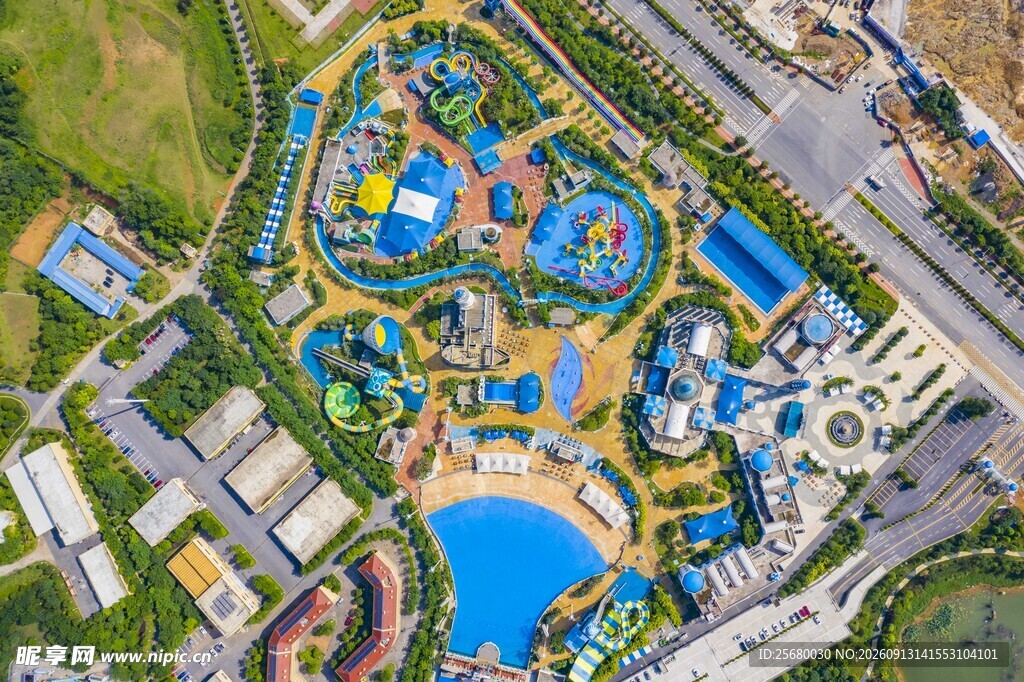 空中俯瞰多彩水上乐园