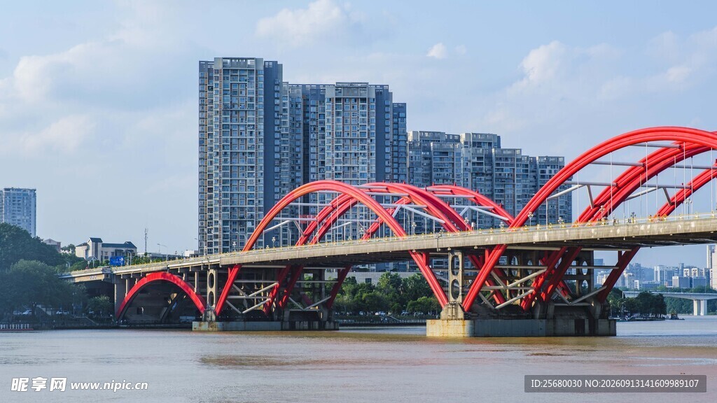 红色桥梁横跨城市江面
