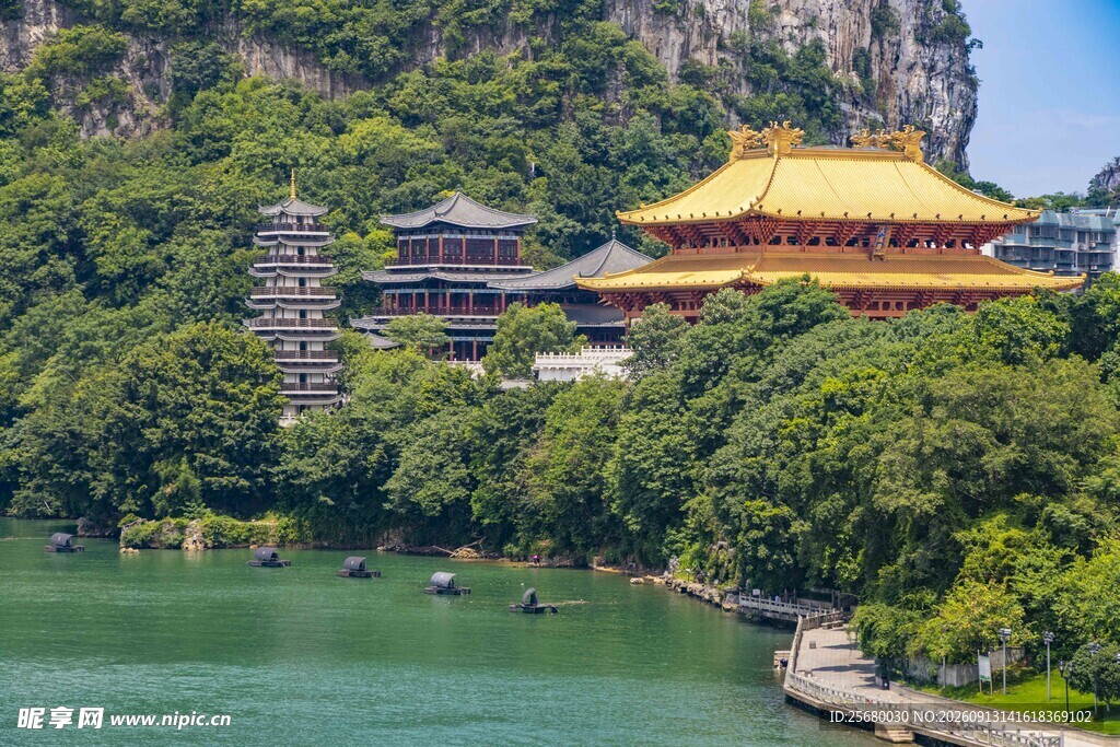 山水间的中式古建筑景观