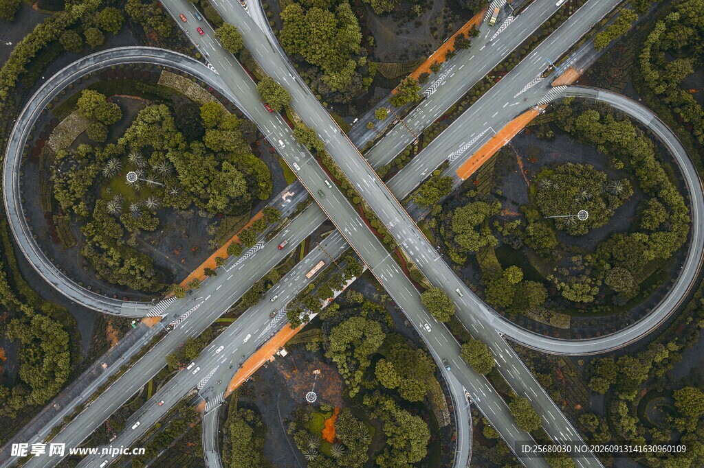 空中俯瞰交叉环形公路