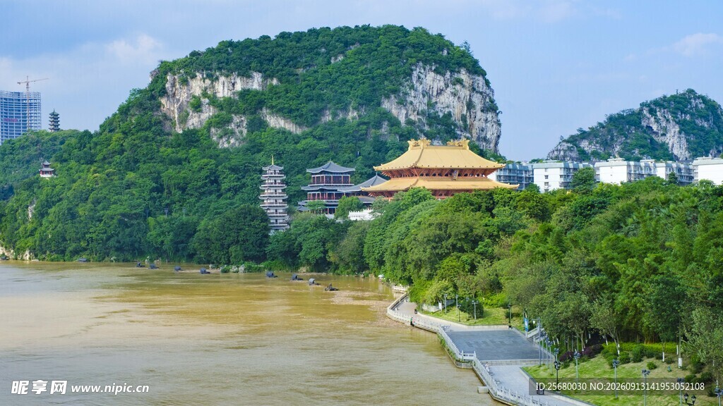 江边青山间的古典建筑