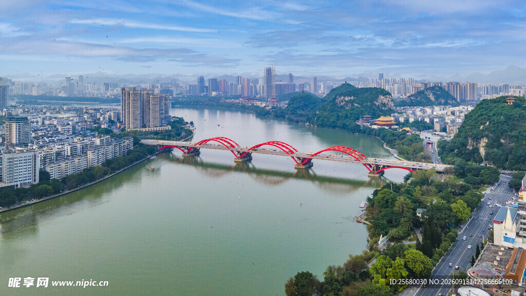 城市河畔桥梁美丽风光