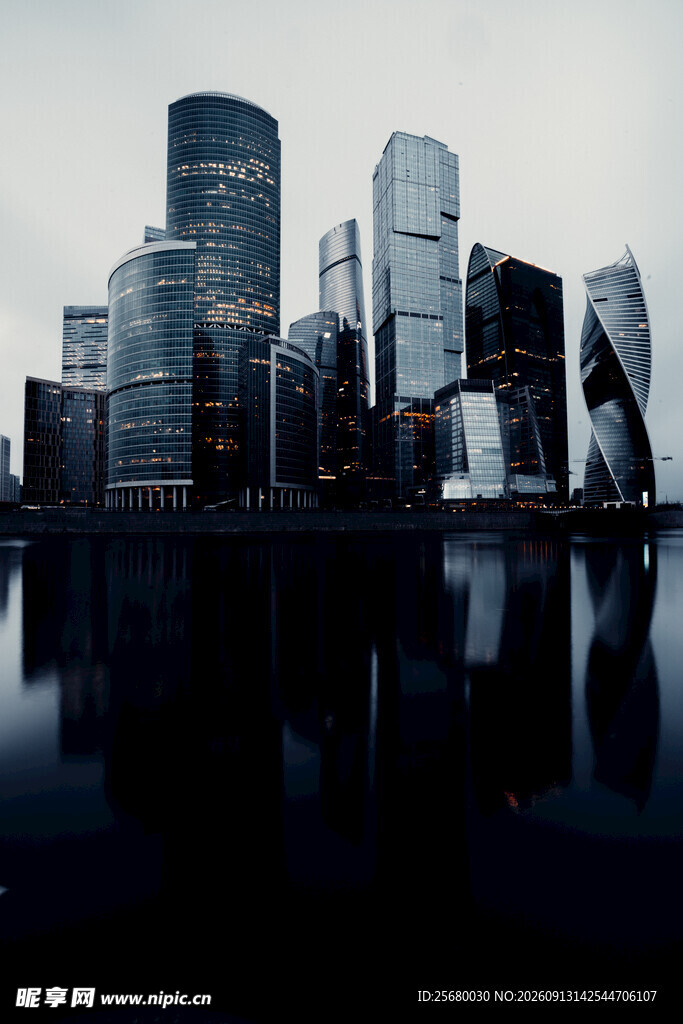 现代都市建筑群的水中倒影