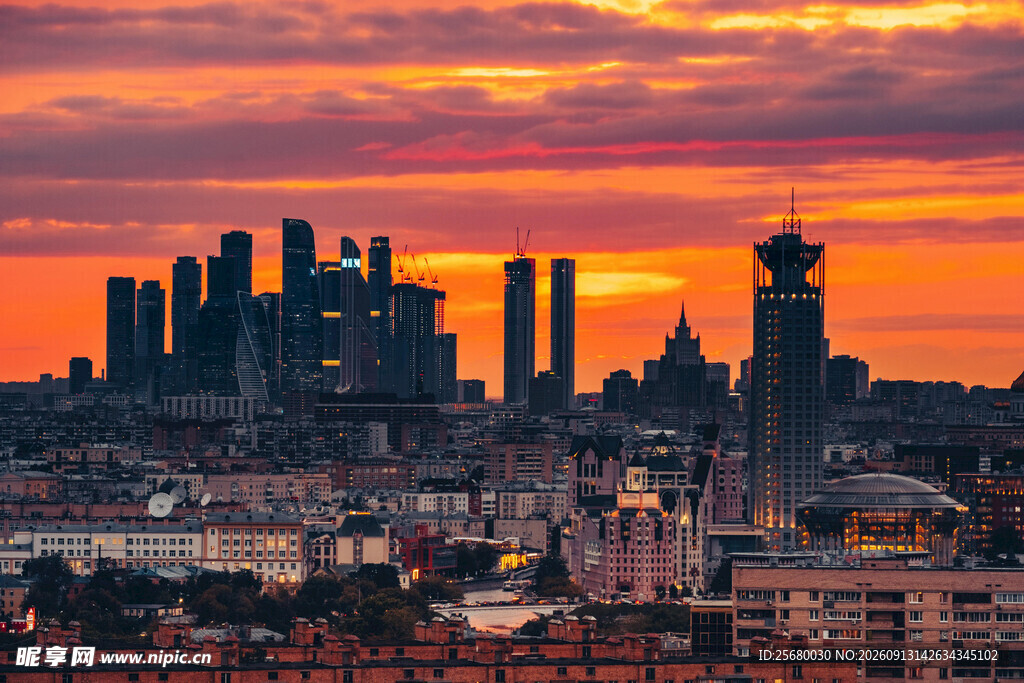 夕阳下的城市天际线景观