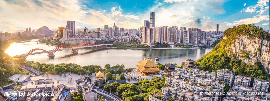 城市天际线与河畔美景