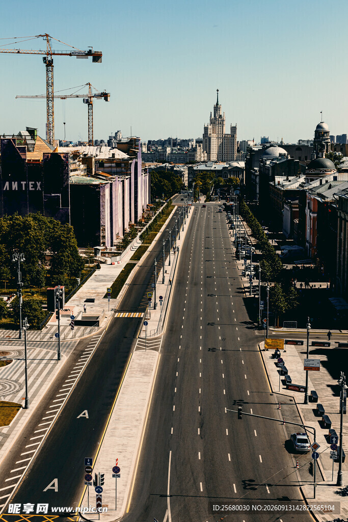 城市道路与远处建筑景观