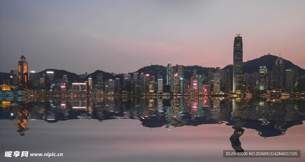 城市夜景倒影璀璨迷人