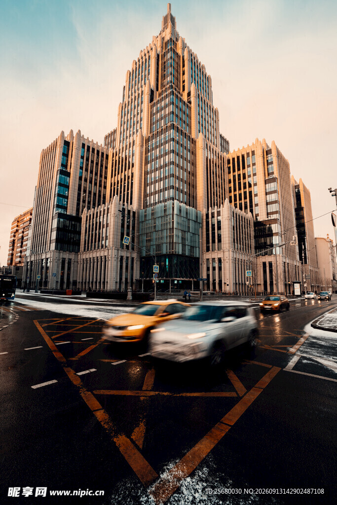 都市繁华建筑与车流景象