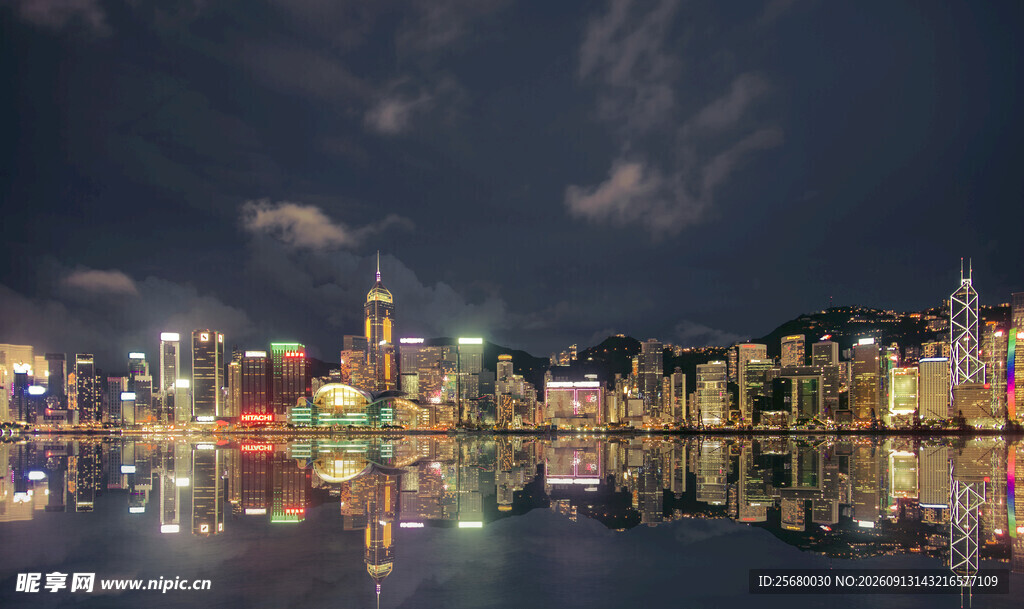 城市璀璨夜景水面倒影