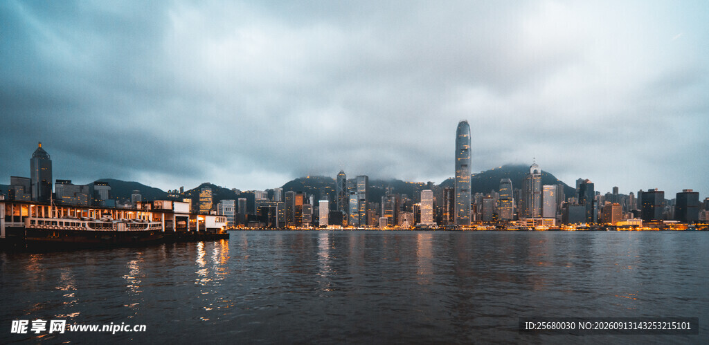 城市河畔黄昏天际线景观