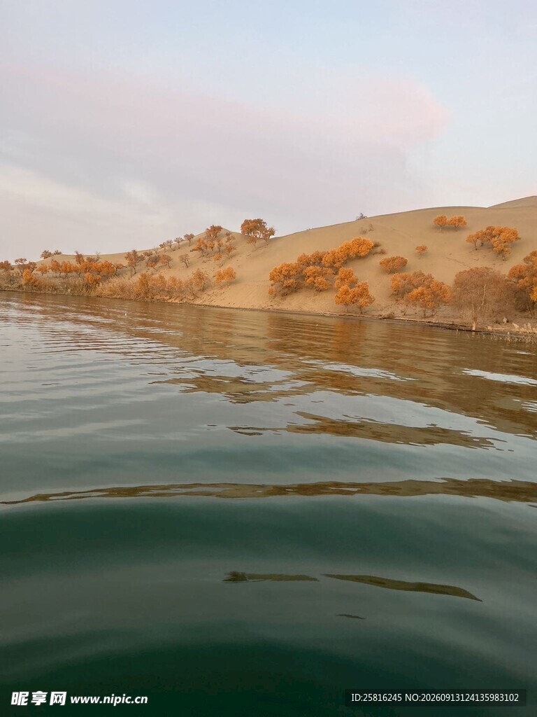 沙漠边的宁静水域