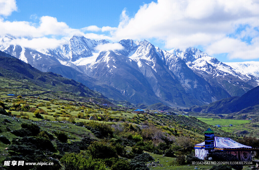 雪山下的山间小屋美景