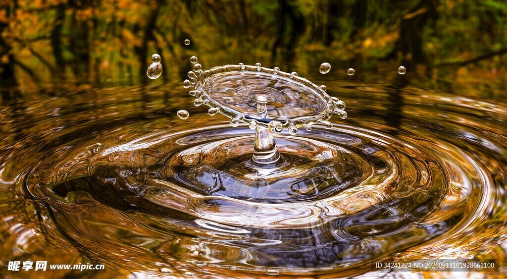 水滴入水泛起层层涟漪