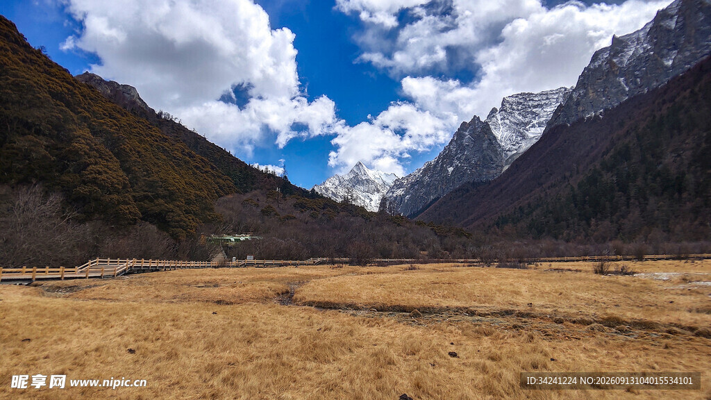 高山下的开阔谷地风光