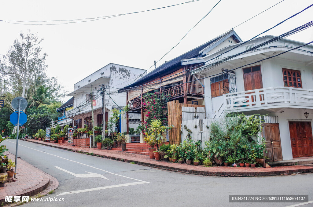 街道旁的多彩民居建筑