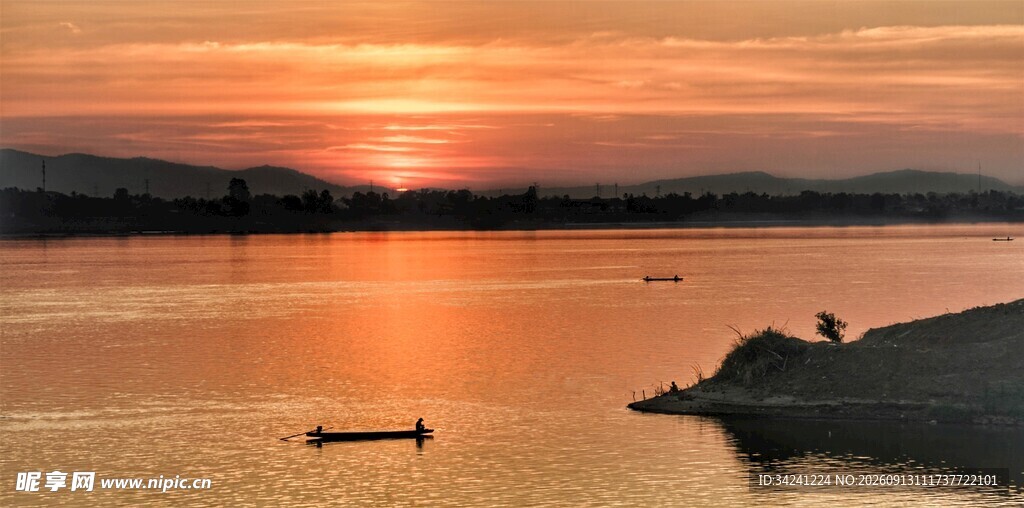 夕阳下宁静的湖岸美景