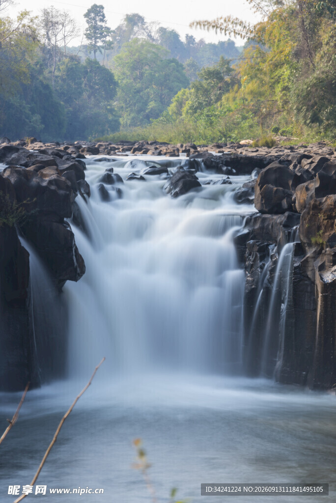 山间瀑布美景