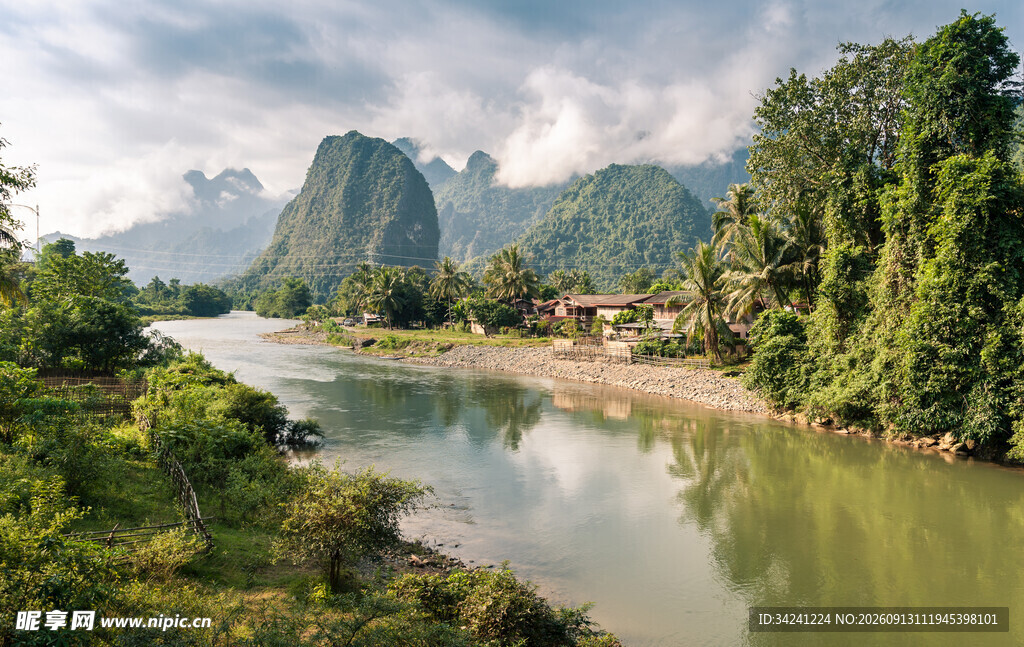 山水相依的秀丽自然风景