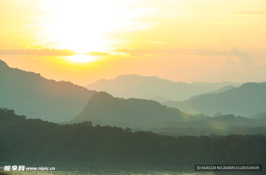 山间日出美景
