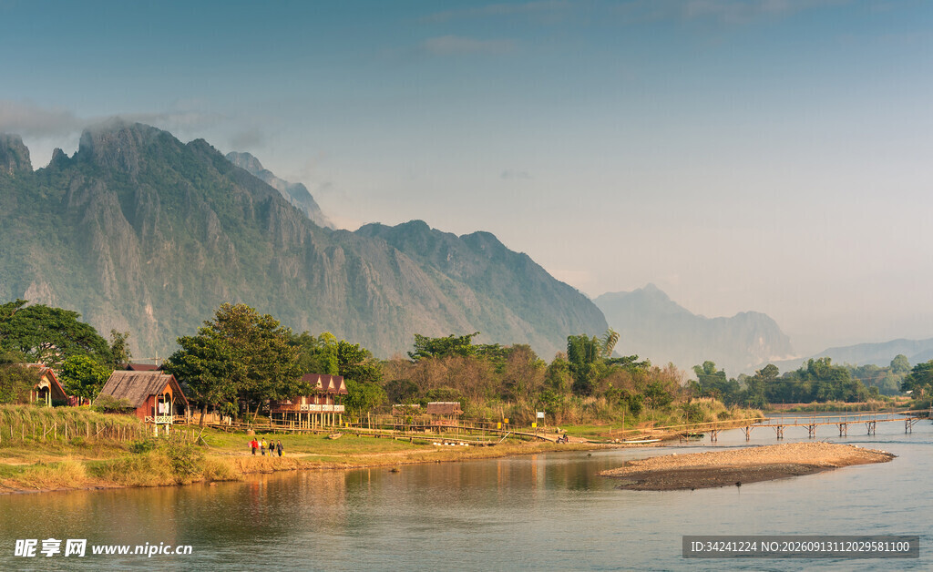 河畔青山美景