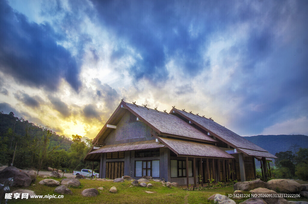 夕阳下的山间木屋