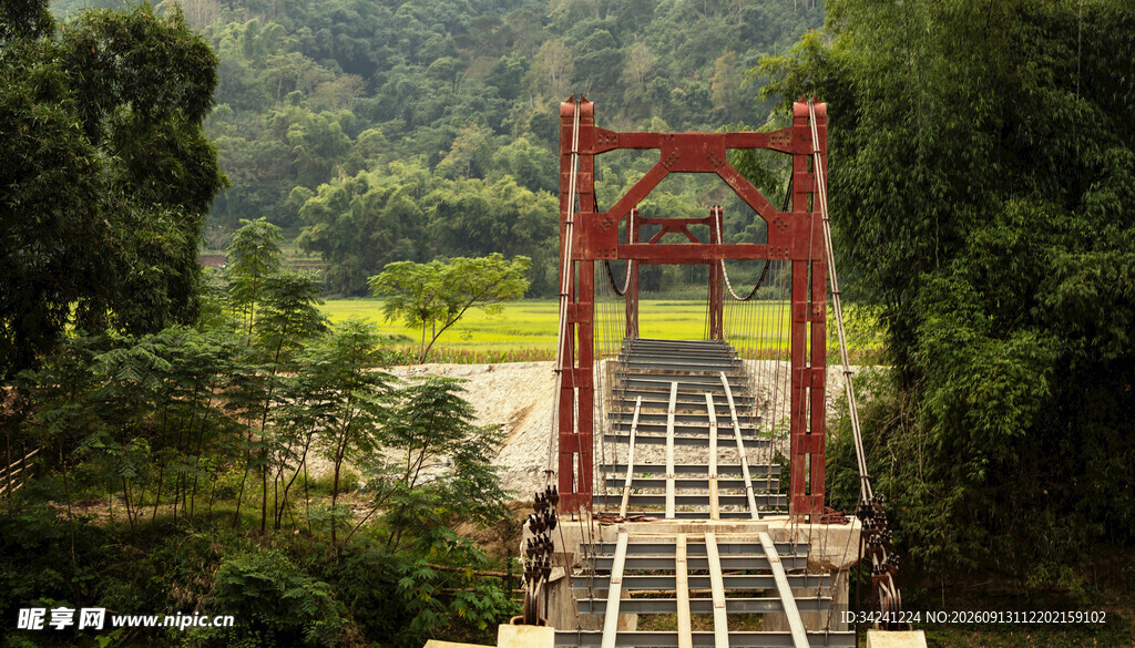 山间红桥横跨铁轨
