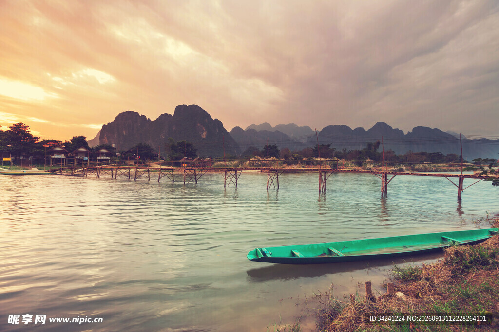 夕阳下宁静的山水小船景