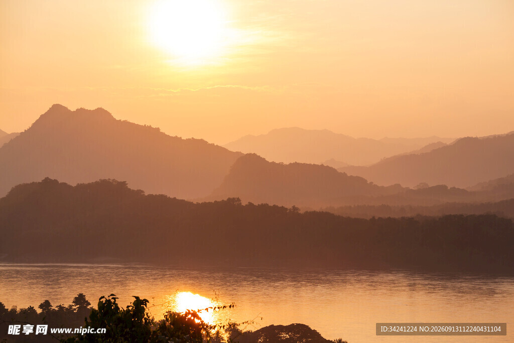 夕阳下的山水美景