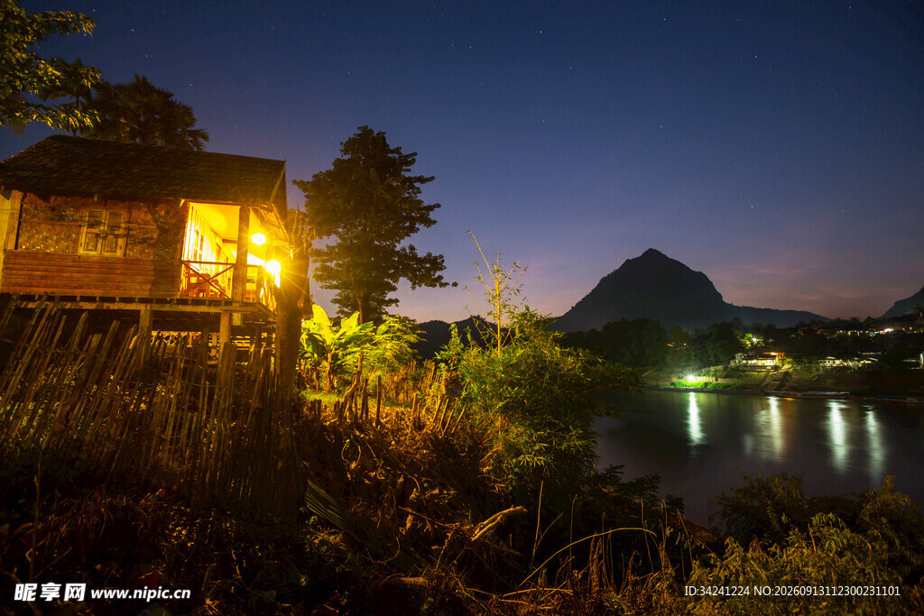 湖畔木屋夜景静谧美好