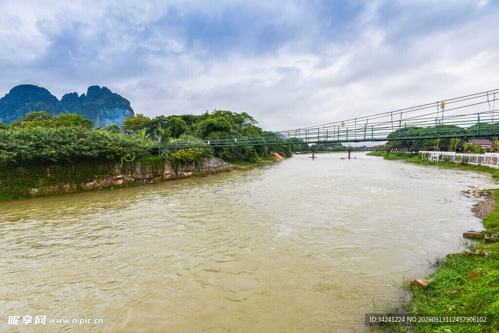 河畔风光远处悬索桥美景