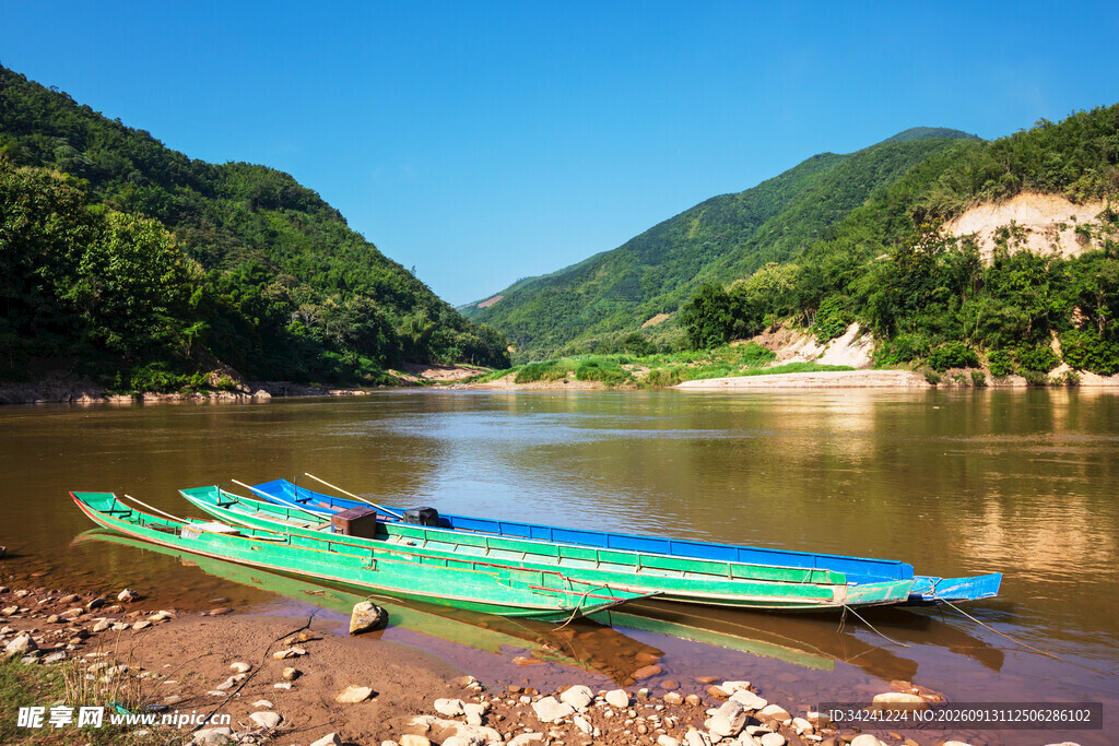 河畔绿舟青山碧水美景