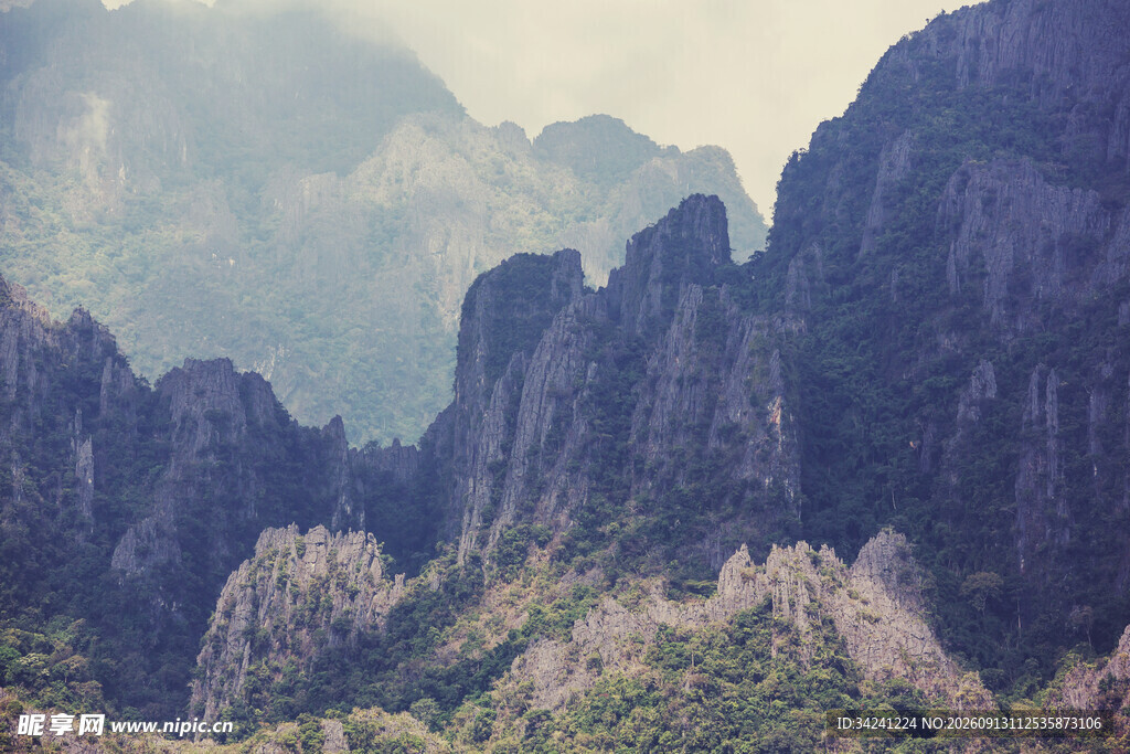 壮丽山峦景观