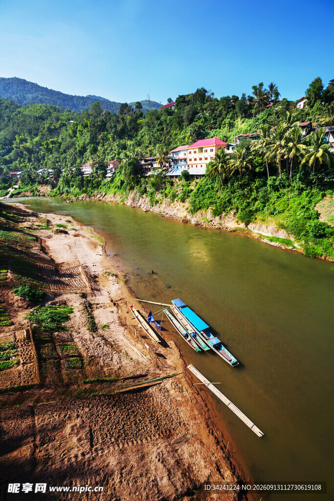 河畔小船与青山美景