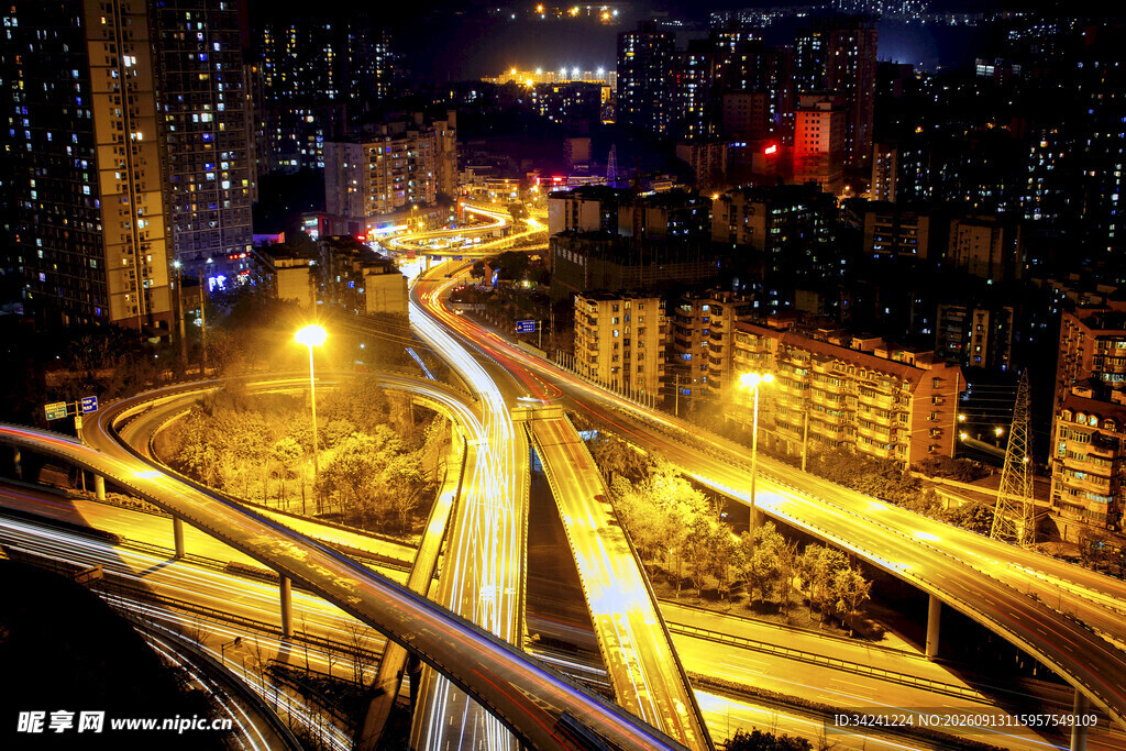 城市夜景中的交错公路