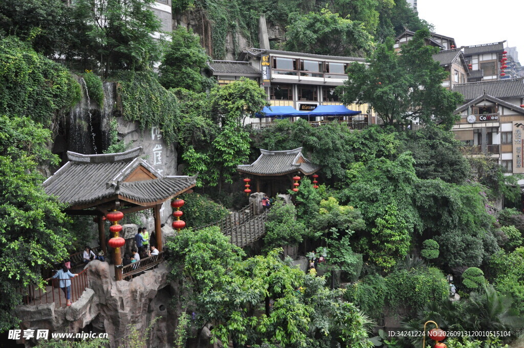 山间古建隐于葱郁林木间