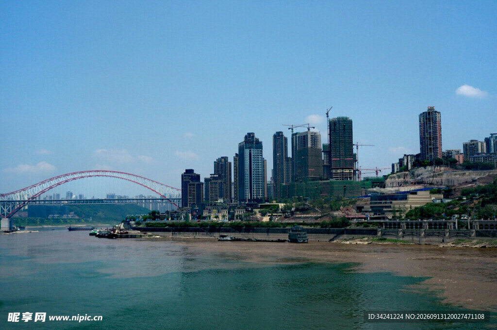 海滨城市高楼与桥梁景观