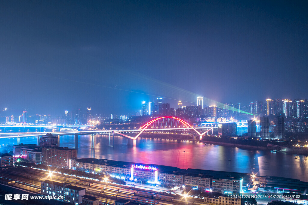 城市璀璨夜景中的绚丽桥梁