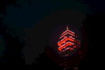 夜幕下的红色发光塔
