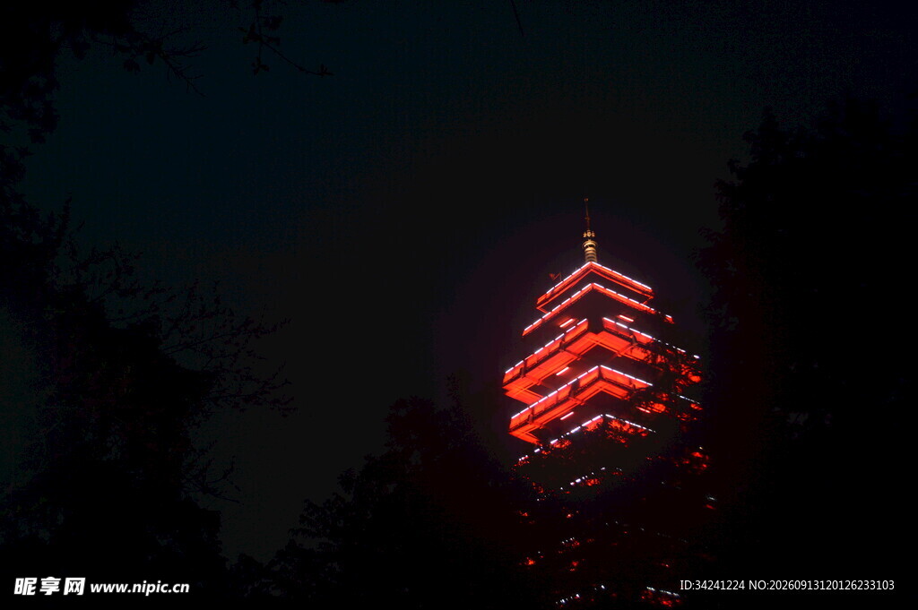夜幕下的红色发光塔