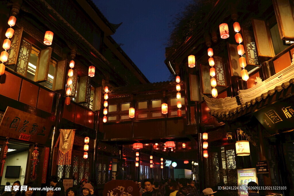 古街夜景璀璨灯笼映繁华