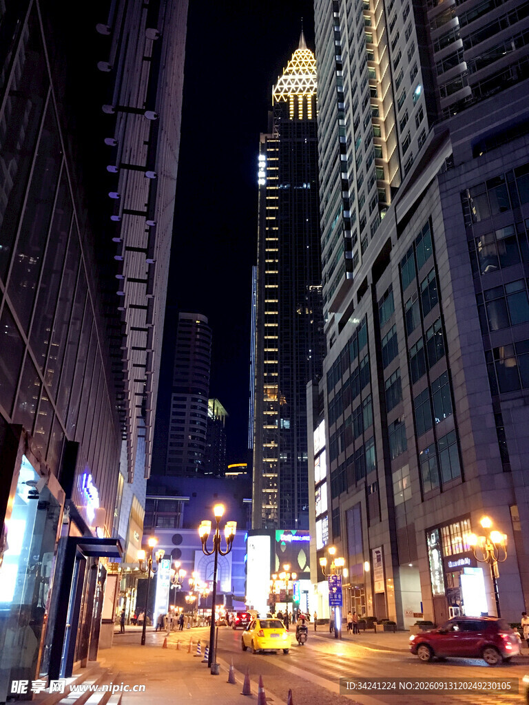 都市夜晚繁华街道景象