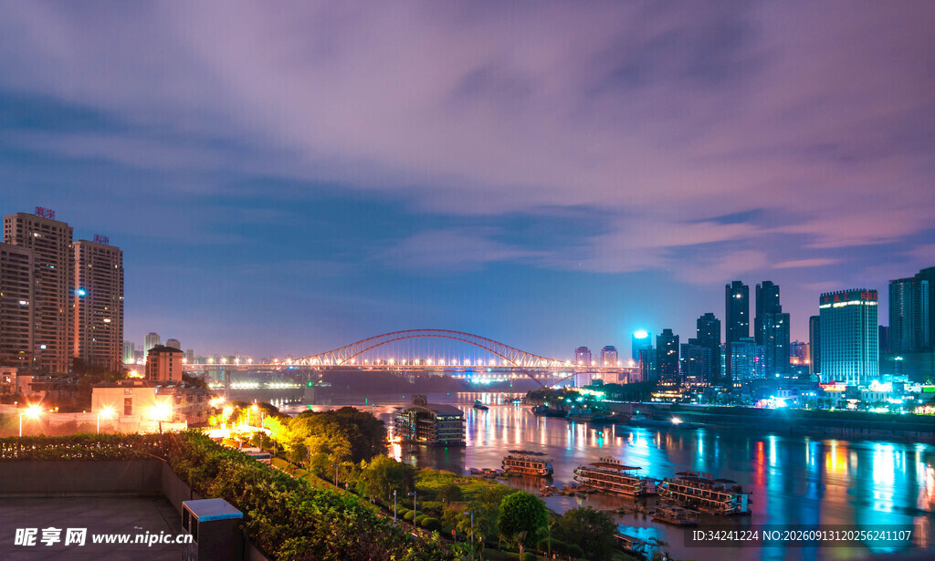 城市河畔绚丽夜景