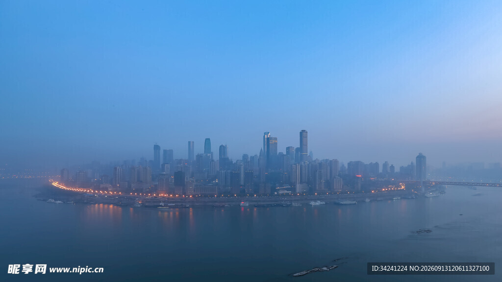 城市天际线夜景雾霭朦胧