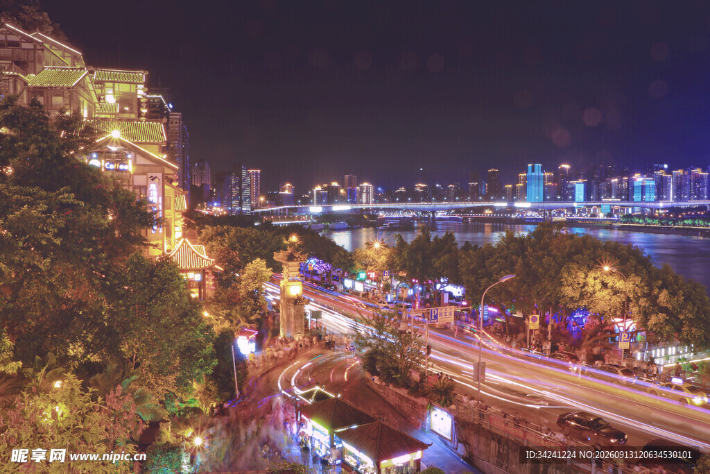 城市夜景灯火璀璨的街道