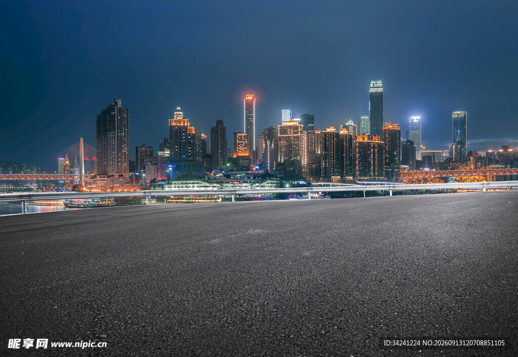 城市夜景下的空旷路面