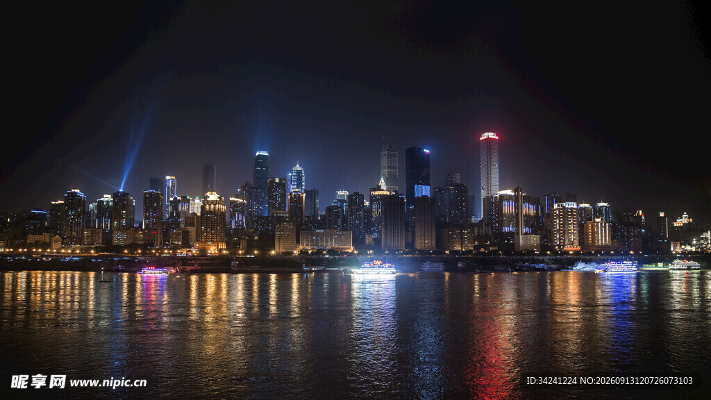 城市夜景璀璨的河畔风光