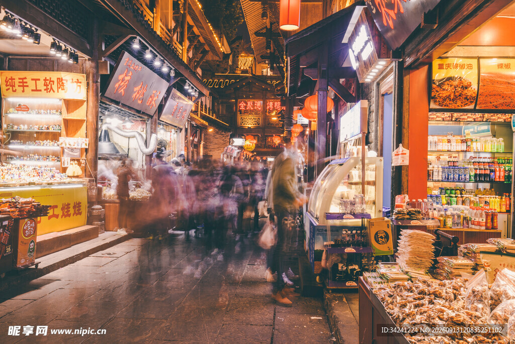 热闹的传统街市夜景