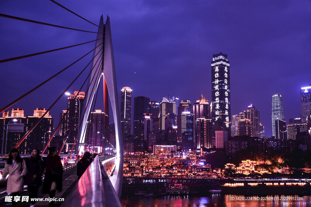 夜幕下的城市桥梁景观