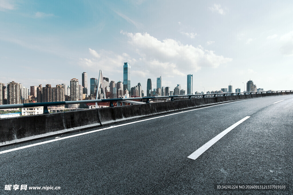 城市公路与天际线景观